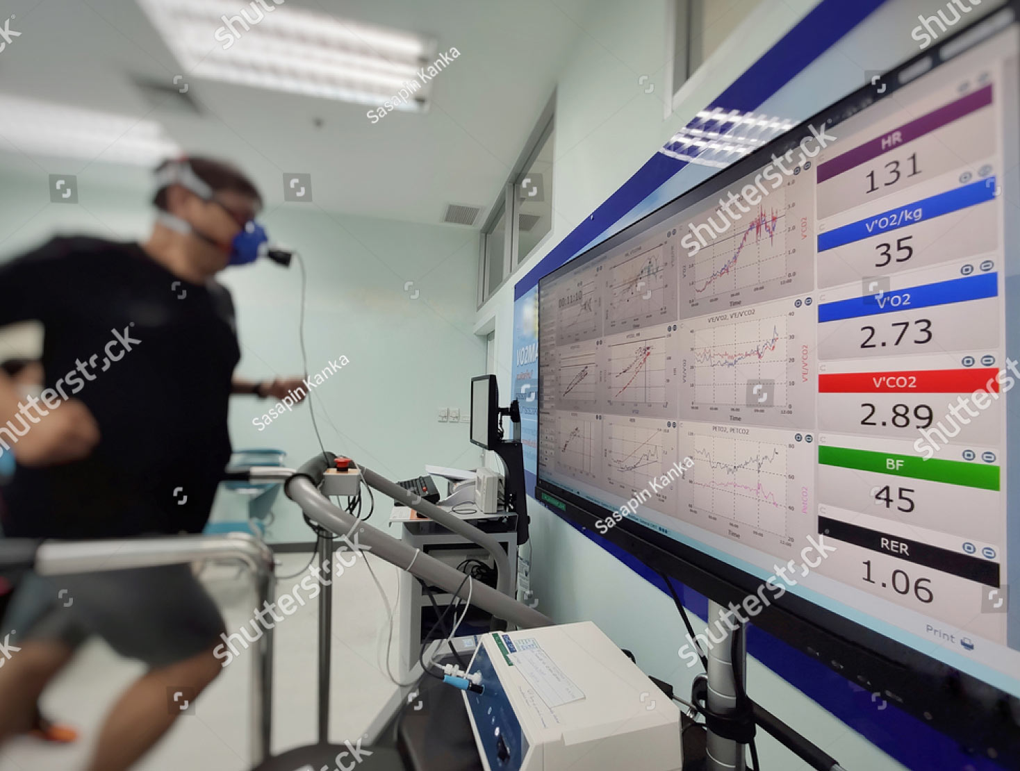 physical-fitness-test-vo-max-runner-his-oxygen-consumption-is-measured-with-a-face-mask-1674717070